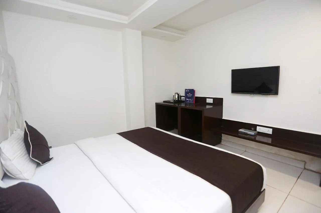 Oyo 18422 Central Grand Belanganj 3*,  India