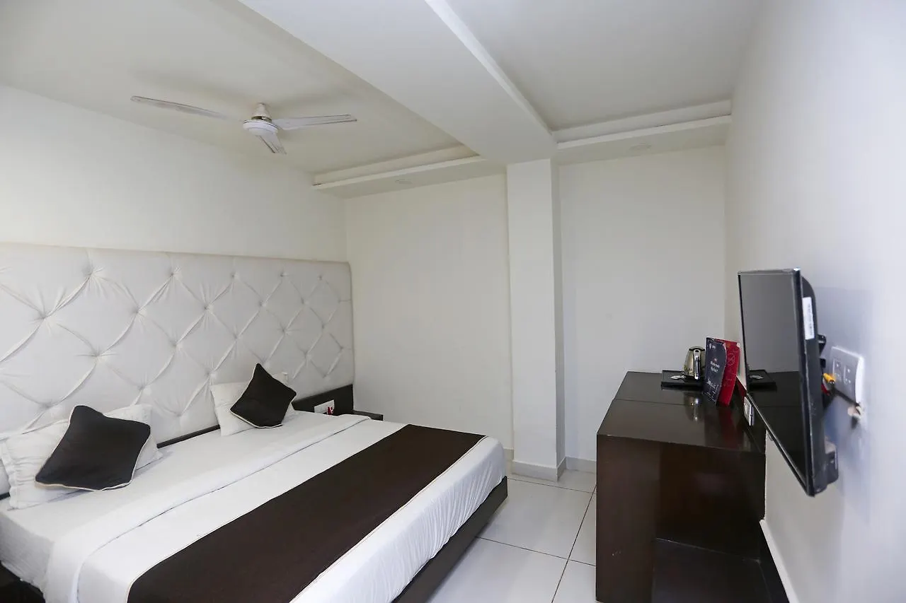 *** Hotel Oyo 18422 Central Grand Belanganj India